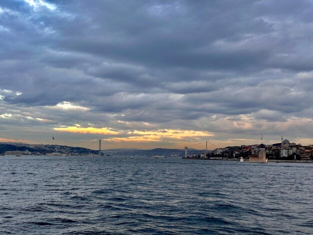 uitzicht op Istanbul en de Bosporus vanaf een zeilveerboot