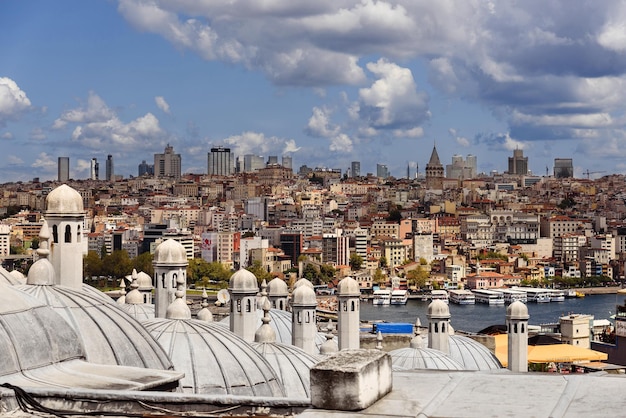 Uitzicht op Istanbul vanaf het stadsbeeld van de sultan Suleiman-moskee Karakoy