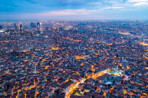 Uitzicht op Istanbul vanuit de lucht laat ons een geweldige schemerscène zien