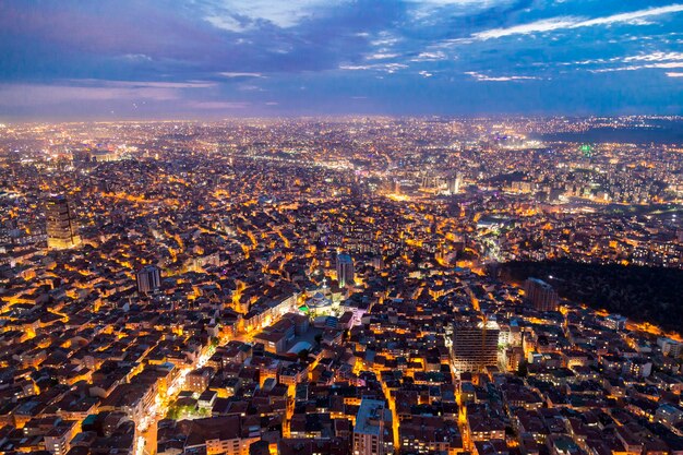 Uitzicht op Istanbul vanuit de lucht laat ons een geweldige schemerscène zien