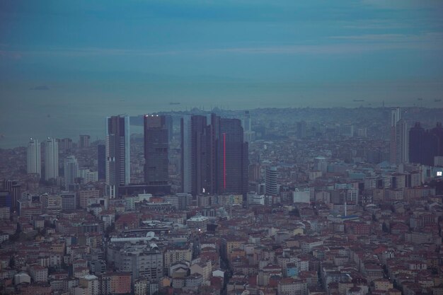 Uitzicht op Istanbul vanuit de lucht laat ons een geweldige zonsondergang zien