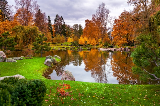 Uitzicht op Japanse tuin in Kadriorg-park. Tallinn, Estland.