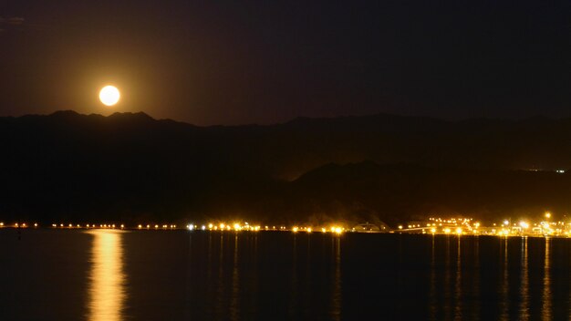 Uitzicht op Jordanië vanaf Eilat 's nachts. Israël