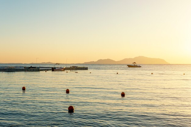 Uitzicht op kalme prachtige zee tijdens zonsondergang Vakantie vakantie en reizen concept