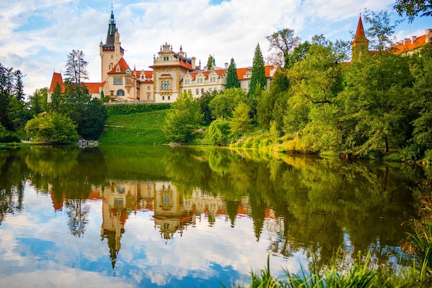 Uitzicht op kasteel Pruhonice vanaf de vijver in een kasteelpark in Tsjechië