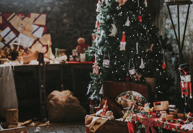 Uitzicht op kerstversieringen thuis