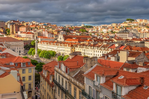 Uitzicht op King Pedro IV Square en oude straten in het stadscentrum met oranje betegelde huizen Lissabon Portugal