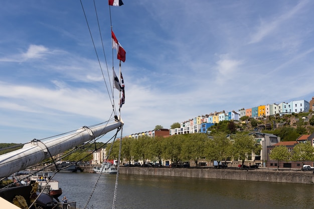 Uitzicht op kleurrijke gebouwen van de SS Great Britain in het droogdok in Bristol