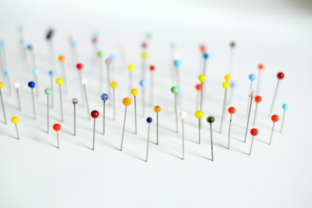 Foto uitzicht op kleurrijke naaldpinnen die zijn geplant