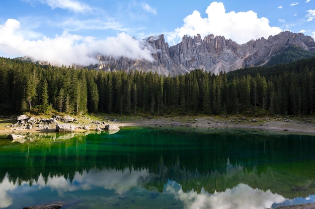 Uitzicht op Lago di Carezza Dolomieten Italië