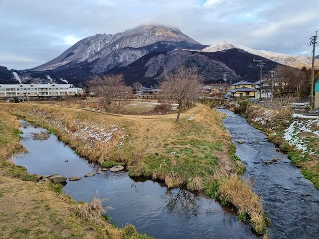 Uitzicht op landschap Yufuin dorp in de winter na sneeuwval