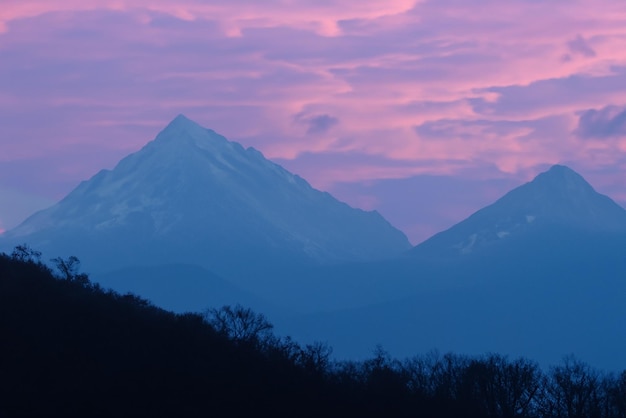 Uitzicht op landschapsaard en berg met zonlicht en zonsondergang of zonsopgang