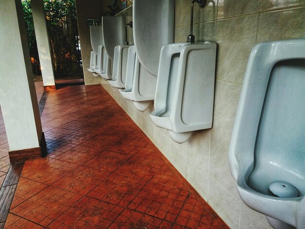 Foto uitzicht op lege stoelen in de badkamer