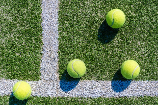 Uitzicht op lege tennisbaan met tennisbal