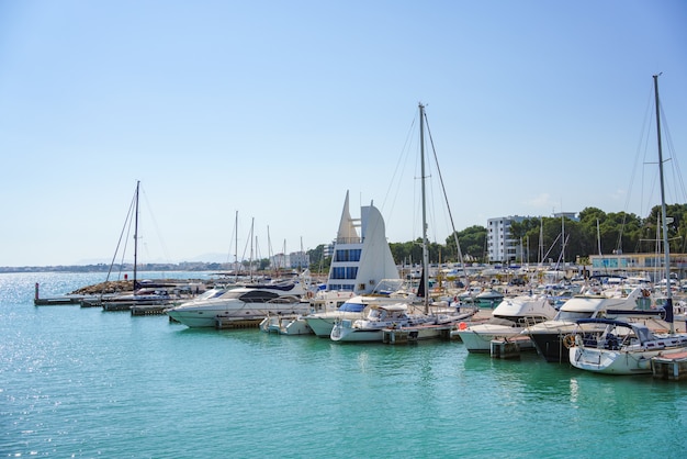 Uitzicht op "Les Fonts Marina" op een zonnige dag. Haven aan de Middellandse-Spaanse kust.