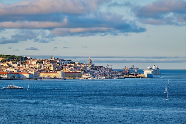 Uitzicht op Lissabon uitzicht over de rivier de Taag met jachten en boten op zonsondergang Lissabon Portugal