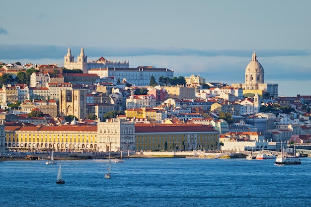 Uitzicht op Lissabon uitzicht over de rivier de Taag met jachten en boten op zonsondergang Lissabon Portugal