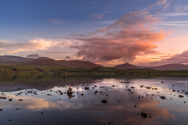 Uitzicht op Loch Morlich bij zonsondergang