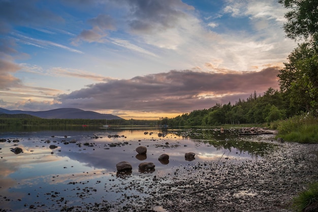 Uitzicht op Loch Morlich in de schemering