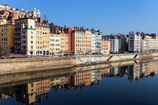 Uitzicht op lyon en saone-rivier in het ochtendlicht