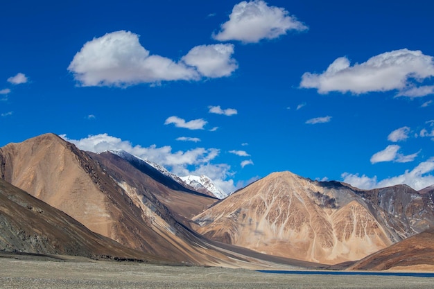 Uitzicht op majestueuze rotsbergen in de Indiase Himalaya Ladakh-regio India Natuur- en reisconcept