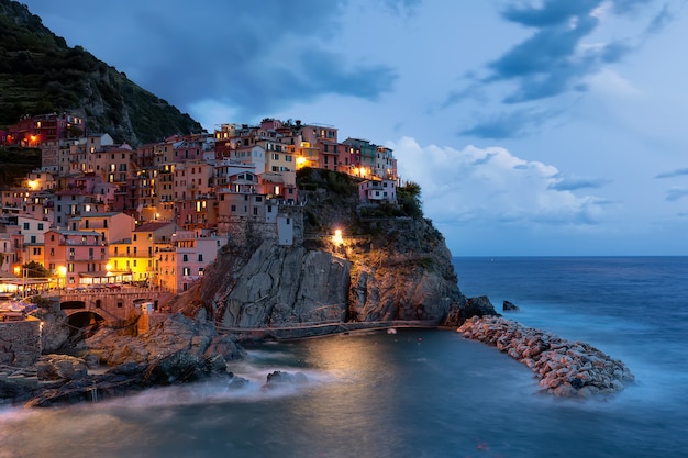 Uitzicht op Manarola dorp 's nachts, Cinque Terre, Italië, Europa