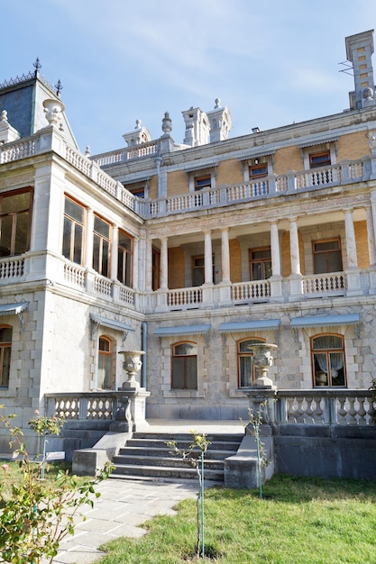 Uitzicht op Massandra paleis met een groot terras