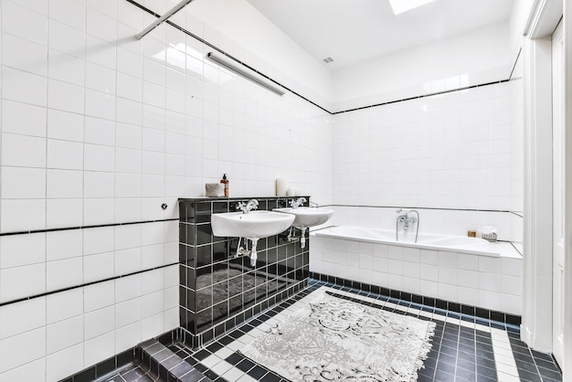 Uitzicht op mensen in de badkamer