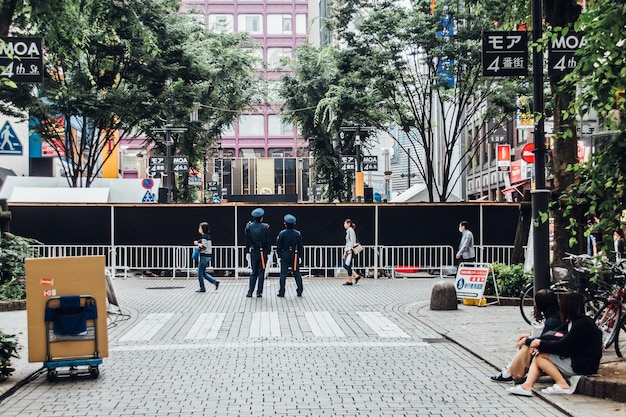 Uitzicht op mensen op voetgangerspaden in de stad