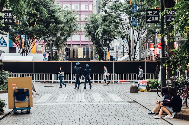 Foto uitzicht op mensen op voetgangerspaden in de stad