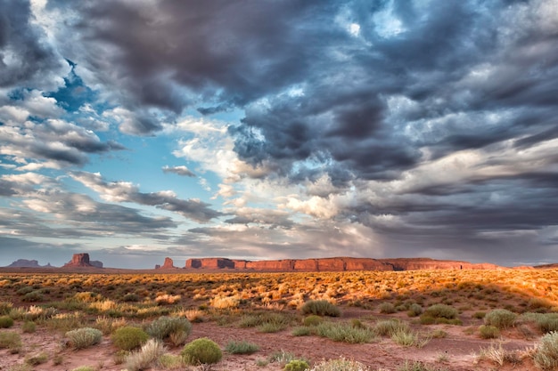 Uitzicht op Monument Valley bij zonsondergang met prachtige bewolkte lucht en lampjes op wanten