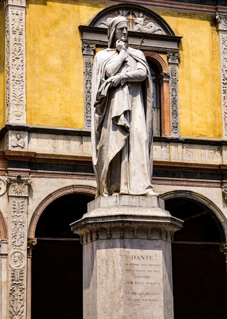 Uitzicht op monument van dichter Dante Alighieri op het Piazza dei Signori in Verona, Italië