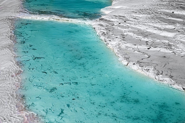 Uitzicht op natuurlijke travertijnpoelen en terrassen in Pamukkale Cotton Castle in het zuidwesten van Turkije