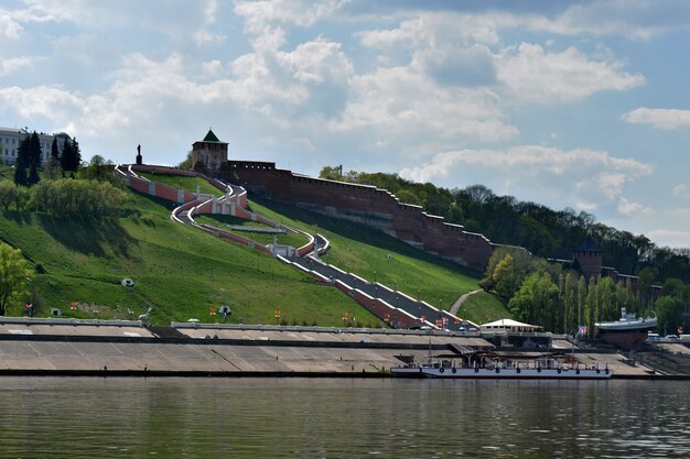 Uitzicht op Nizjni Novgorod vanaf de rivier