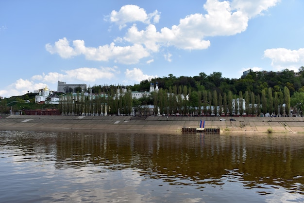 Uitzicht op Nizjni Novgorod vanaf de rivier