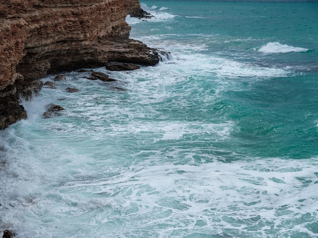 Uitzicht op oceaangolven en een fantastische rotsachtige kust