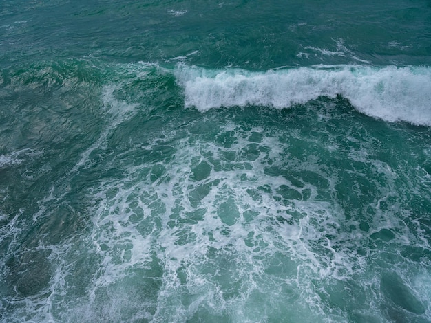 Uitzicht op oceaangolven en een fantastische rotsachtige kust