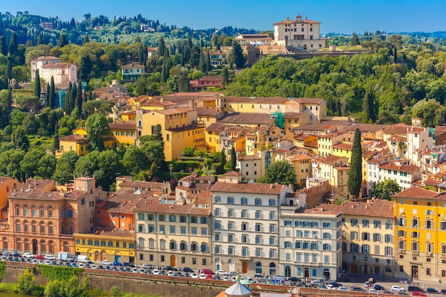 Uitzicht op Oltrarno en Forte di Belvedere op de zuidelijke oever van de rivier de Arno, 's ochtends van Palazzo Vecchio in Florence, Toscane, Italië