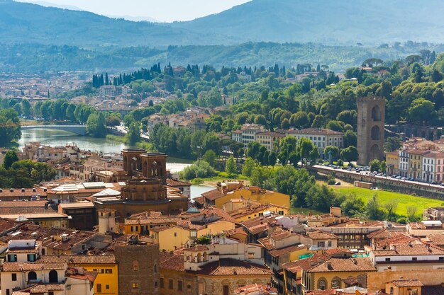 Uitzicht op Oltrarno, Porta San Niccolo en Piazzale Michelangelo op de zuidelijke oever van de rivier de Arno, in de ochtend van Palazzo Vecchio in Florence, Toscane, Italië