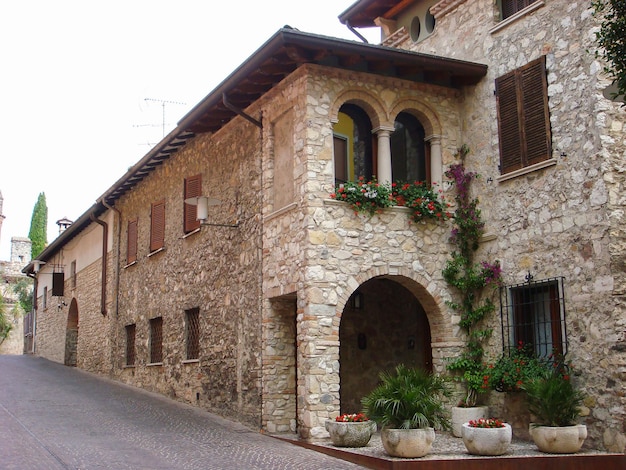 Uitzicht op oud huis of hotel op een zomerse dag in Italië