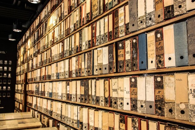 Foto uitzicht op oude boeken in de bibliotheek