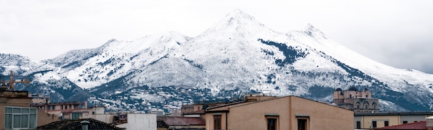 Uitzicht op Palermo met besneeuwde berg. Mount Cuccio