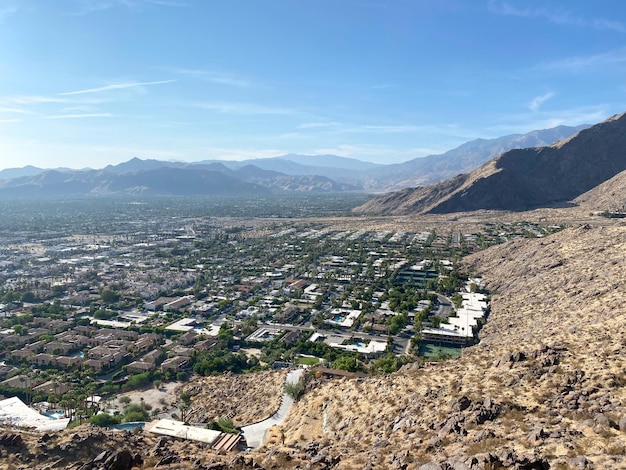 Uitzicht op Palms Springs met blauwe lucht vanaf de top van de berg USA