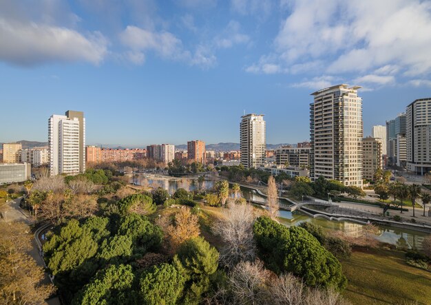 Uitzicht op park Diagonal Mar, een duur gebied met moderne hoogbouw. Wijk dicht bij de zee in Barcelona, Spanje.