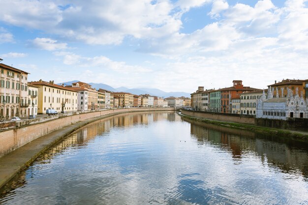 Uitzicht op Pisa. Gebouwen langs de rivier de Arno. Italiaans monument, Toscane