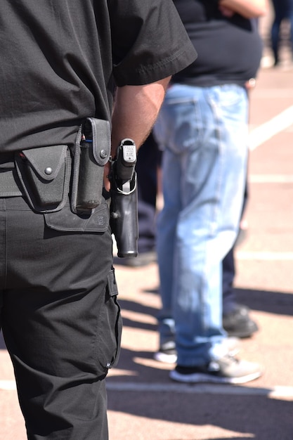 Foto uitzicht op politieagenten met een pistool in de holster
