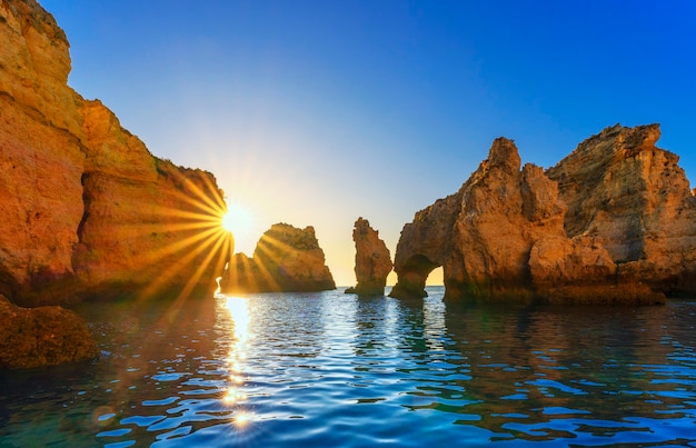 Uitzicht op Ponta da Piedade bij zonsopgang, Algarve, Portugal