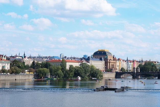 Uitzicht op Praag op een zonnige dag