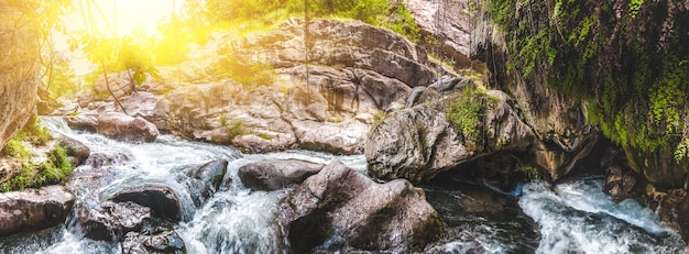 Uitzicht op prachtige bergwaterval