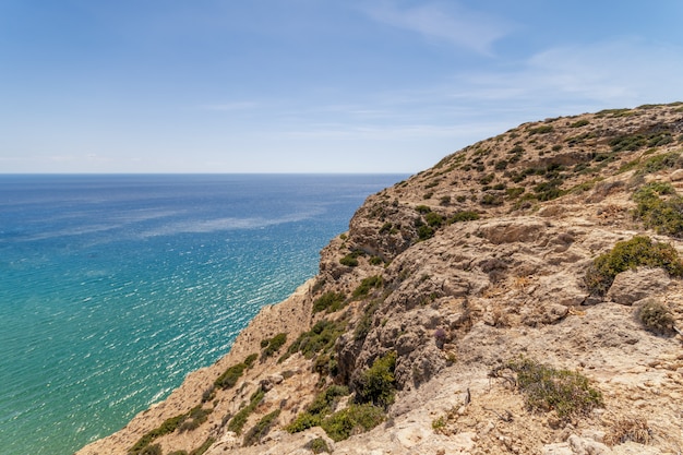 Uitzicht op prachtige rotsen met blauwe zee op het eiland Kreta